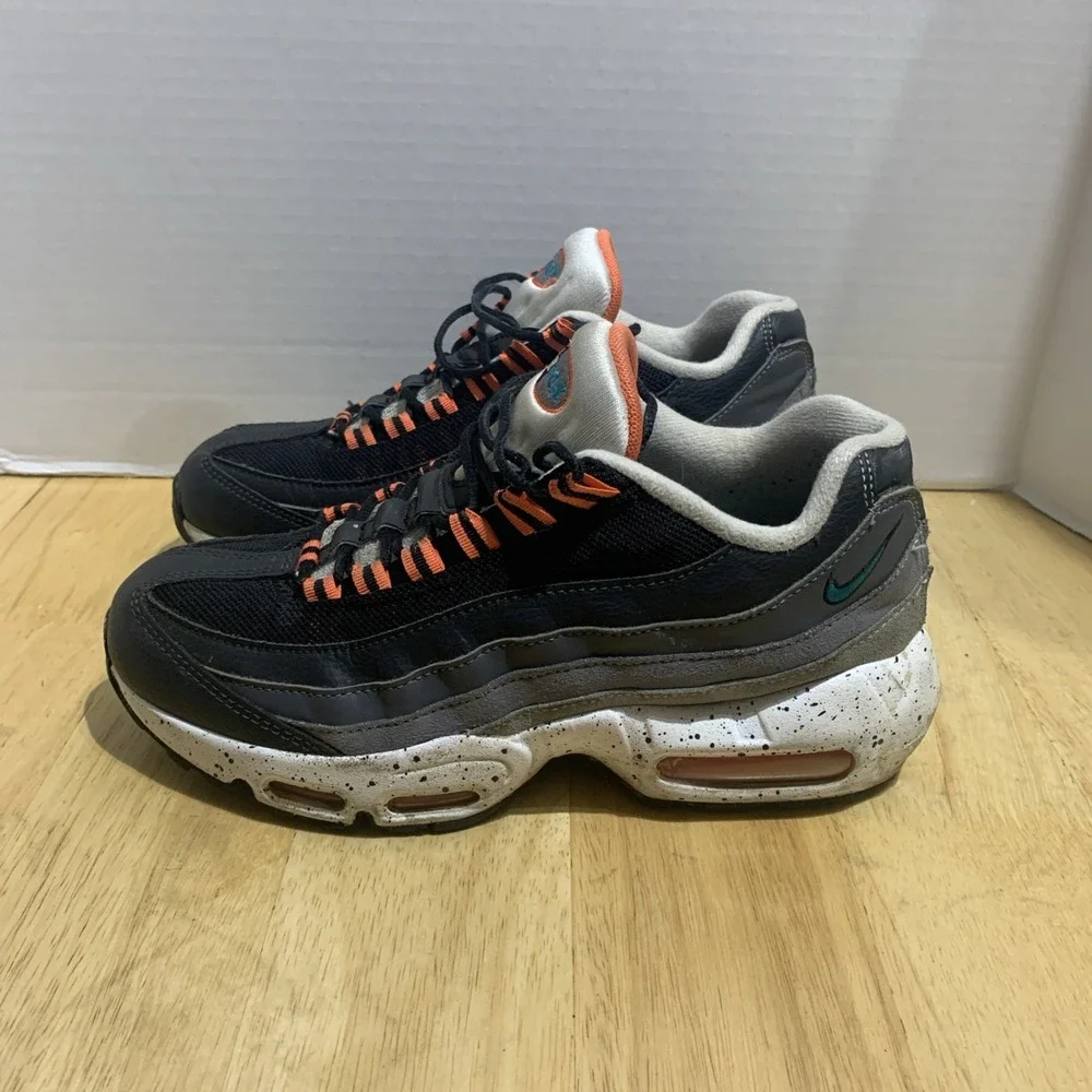 Nike Air Max 95 Youth size 7Y Women 8.5 Black CJ3906 008‎